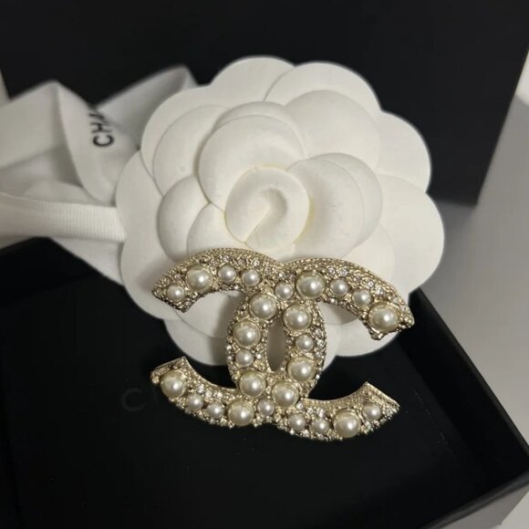 Chanel pearl brooch - Picture 1 of 6